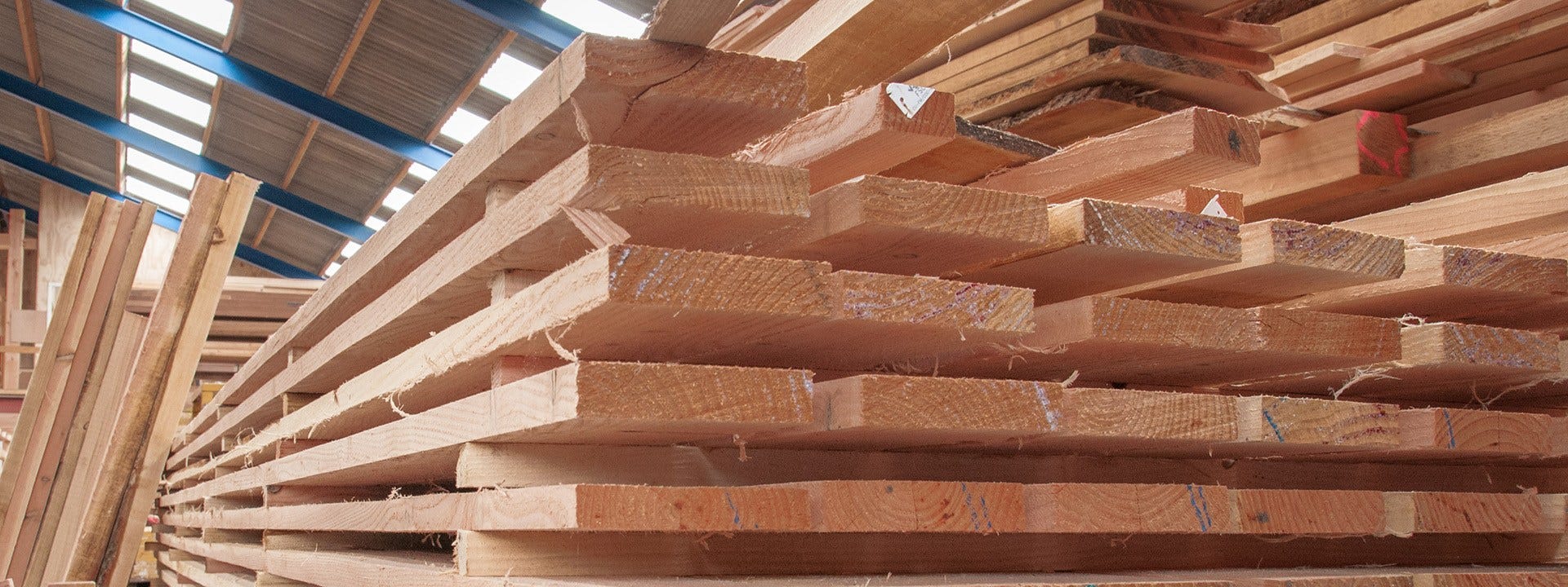 Carpintero Holandés Construye Estructuras de Madera con el Aserradero LT70